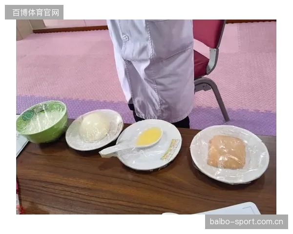 老詹训练馆边吃水果，粉丝：这饮食太健康